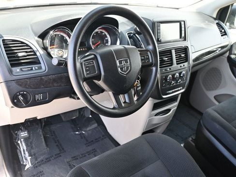 Used 2019 Dodge Grand Caravan SE w/ UConnect Hands-Free Group FWD image 9