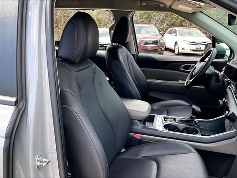 Used 2025 Kia Carnival EX image 9