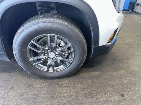 Used 2025 GMC Acadia Elevation FWD image 2