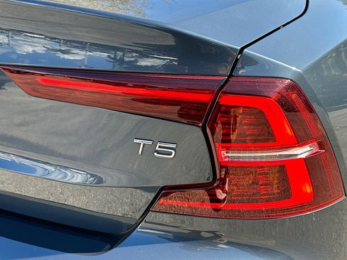 Used 2020 Volvo S60 T5 Momentum image 30