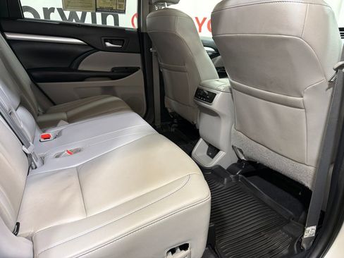 Used 2019 Toyota Highlander XLE AWD/4WD image 14