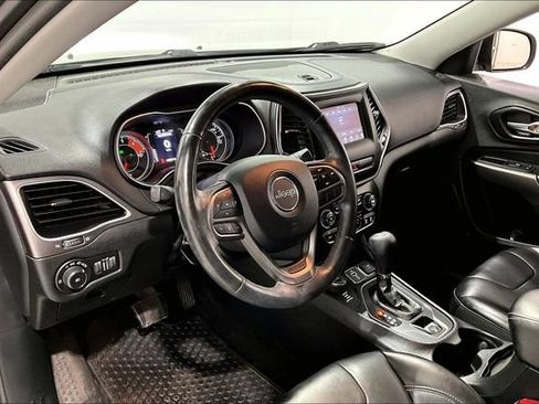 Used 2019 Jeep Cherokee Latitude Plus w/ Cold Weather Group AWD/4WD image 22
