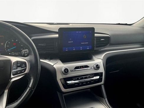 Used 2022 Ford Explorer XLT image 6