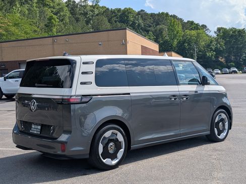 Used 2025 Volkswagen ID. Buzz Pro S Plus RWD image 9