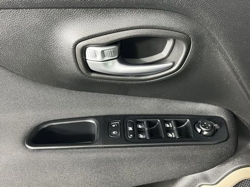 Used 2017 Jeep Renegade Latitude w/ Cold Weather Group image 17