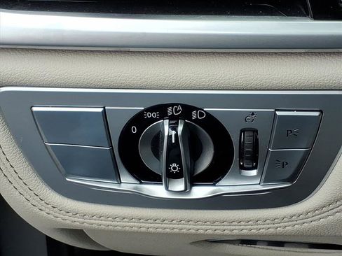 Used 2021 BMW 750i xDrive w/ Executive Package image 24