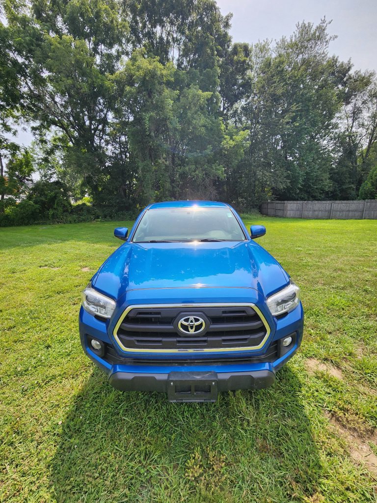 Used 2016 Toyota Tacoma SR5 w/ SR5 Appearance Package (SN) AWD/4WD image 2