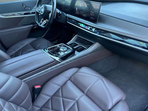 Used 2023 BMW 740i image 32
