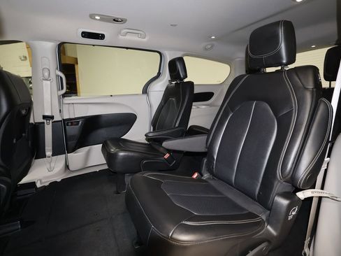 Used 2024 Chrysler Pacifica Touring-L FWD image 21