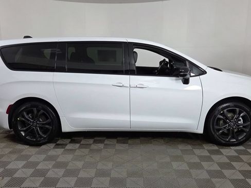 New 2026 Chrysler Pacifica Select FWD image 8