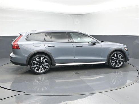 Used 2024 Volvo V60 B5 Cross Country Ultimate image 8