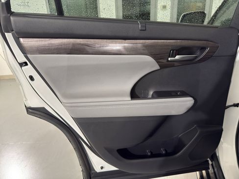 Used 2021 Toyota Highlander Limited image 17