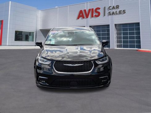 Used 2024 Chrysler Pacifica Touring-L FWD image 2
