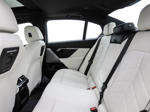 Certified 2025 BMW 530i xDrive 530i xDrive w/ Premium Package image 19