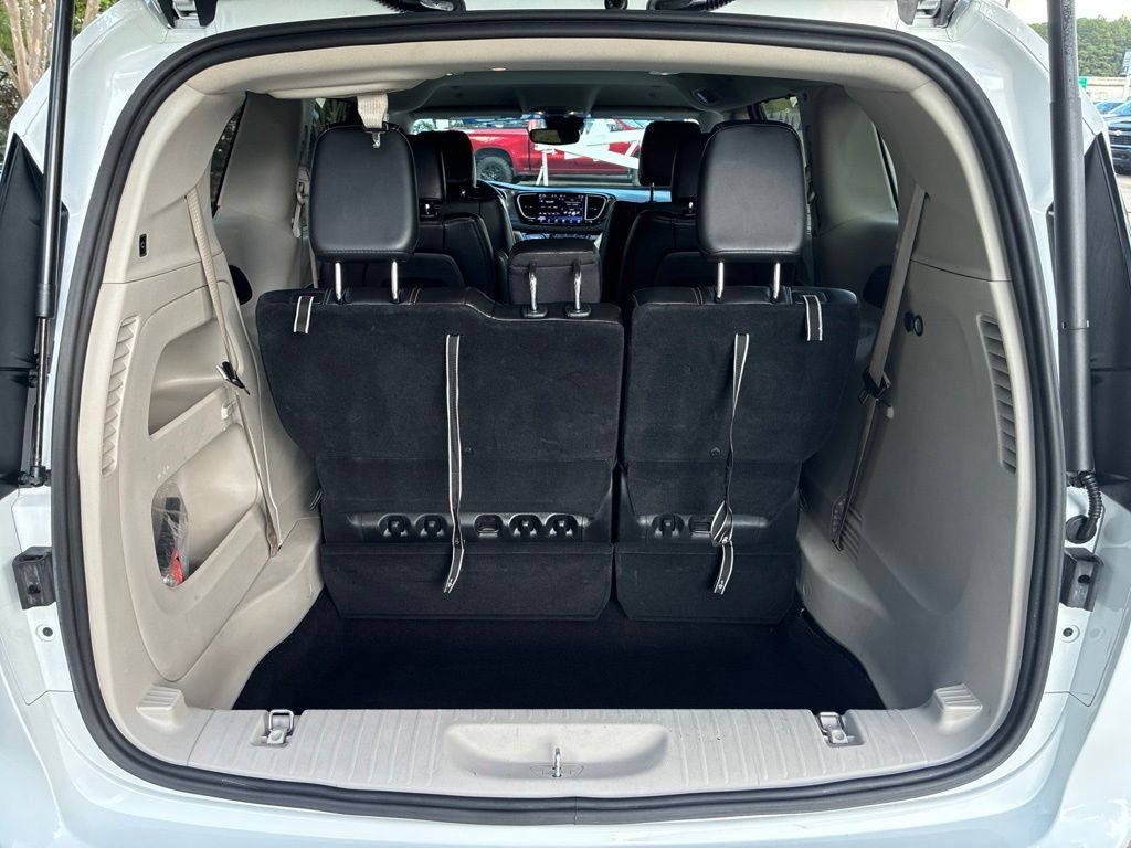 Used 2024 Chrysler Pacifica Touring-L FWD image 11