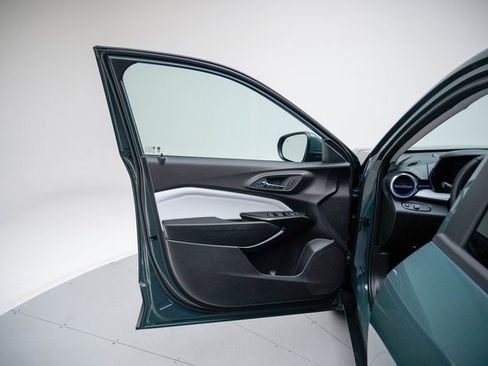 Used 2025 Chevrolet Trax LT w/ Driver Confidence Package image 22