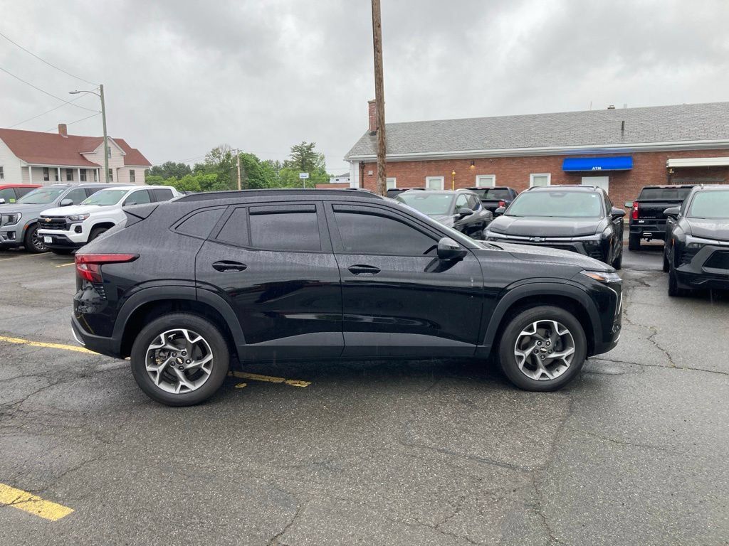 Used 2025 Chevrolet Trax LT FWD image 23