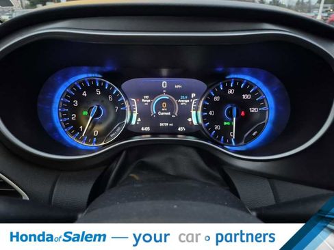 Used 2024 Chrysler Pacifica Touring-L image 18