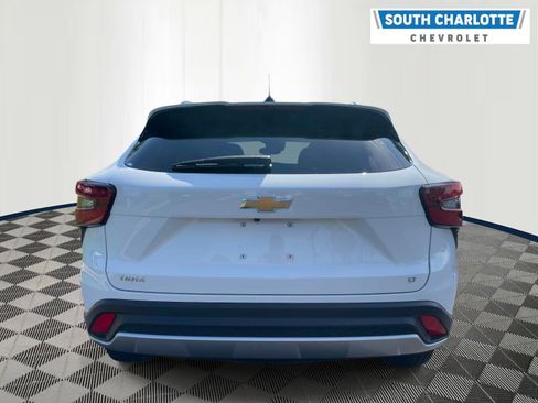Used 2025 Chevrolet Trax LT FWD image 5
