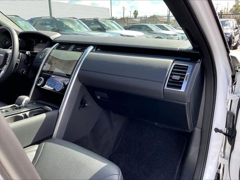 Used 2025 Land Rover Discovery S image 17