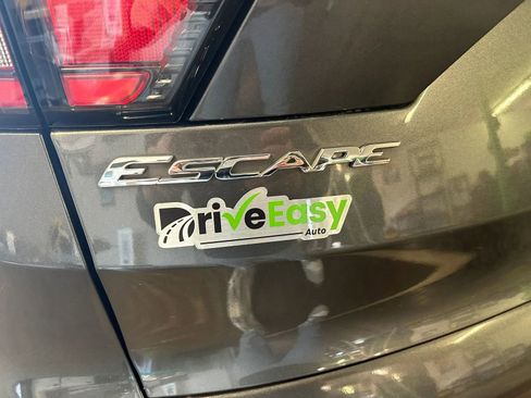 Used 2017 Ford Escape Titanium image 9