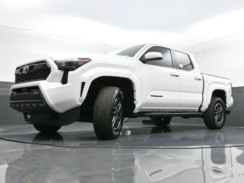 Used 2024 Toyota Tacoma TRD Sport AWD/4WD image 25