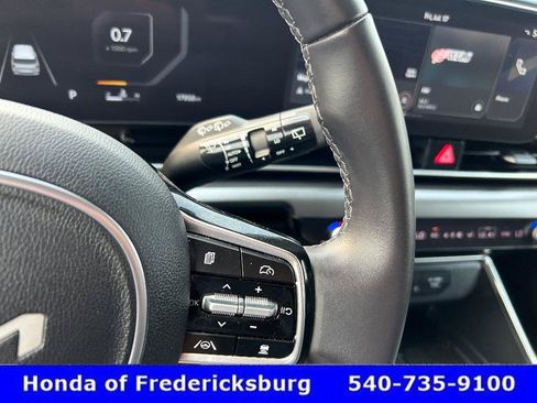 Used 2025 Kia Carnival SX w/ SX Dark Edition Package FWD image 16