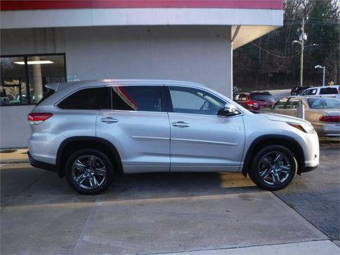 Used 2017 Toyota Highlander Limited image 2