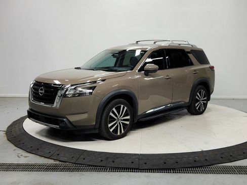 Used 2023 Nissan Pathfinder Platinum w/ Cargo Package AWD/4WD image 4