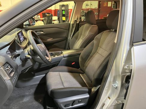 Used 2025 Nissan Rogue SV image 37