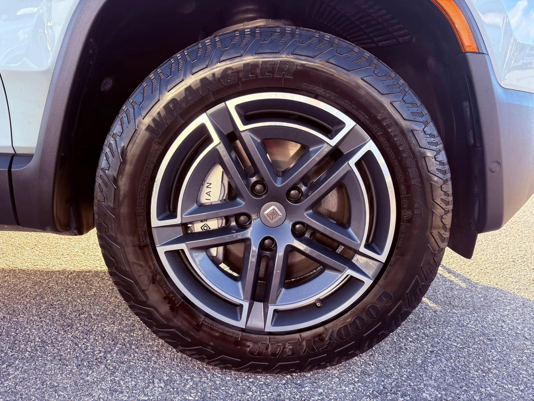 Used 2025 Rivian R1S Adventure Dual AWD/4WD image 36