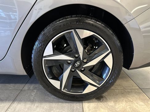 Used 2021 Hyundai Elantra Limited image 8