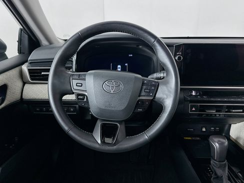 Used 2025 Toyota Camry XLE image 18