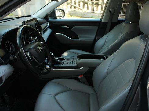Used 2021 Toyota Highlander XLE AWD/4WD image 14