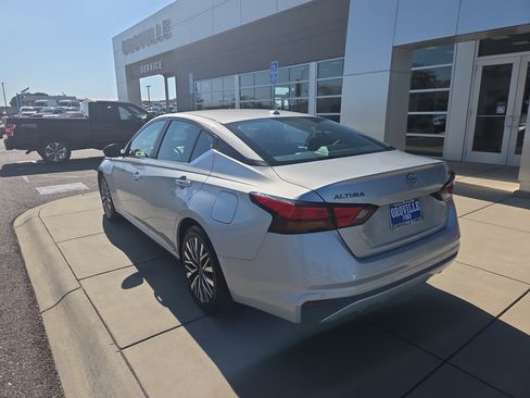 Used 2024 Nissan Altima 2.5 SV FWD image 3