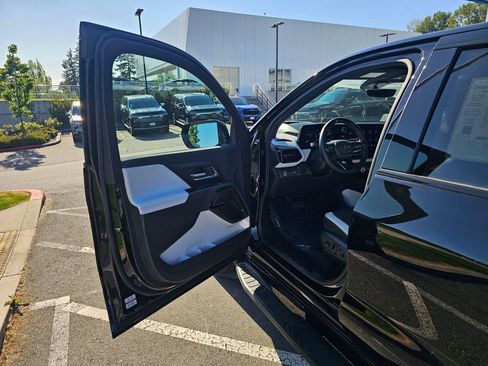 Used 2025 Chevrolet Silverado EV RST AWD/4WD image 19
