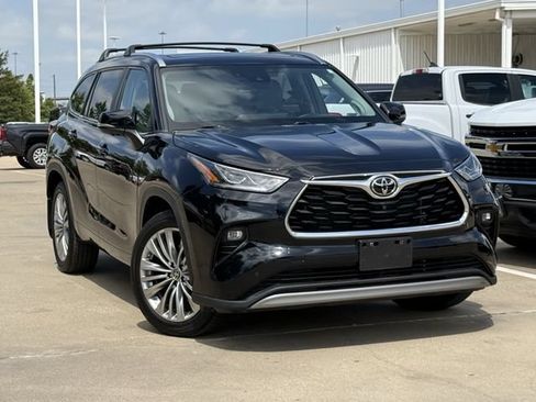 Used 2024 Toyota Highlander Platinum AWD/4WD image 2