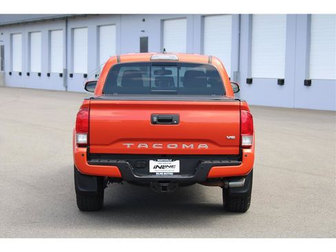 Used 2017 Toyota Tacoma TRD Sport w/ Premium & Technology Package AWD/4WD image 3