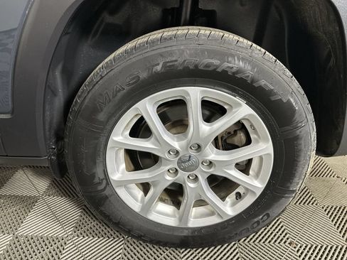Used 2018 Jeep Cherokee Latitude Plus w/ Cold Weather Group AWD/4WD image 33
