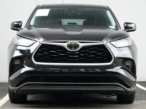 Used 2021 Toyota Highlander LE AWD/4WD image 6
