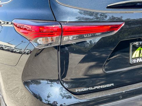 Used 2023 Toyota Highlander Limited FWD image 9