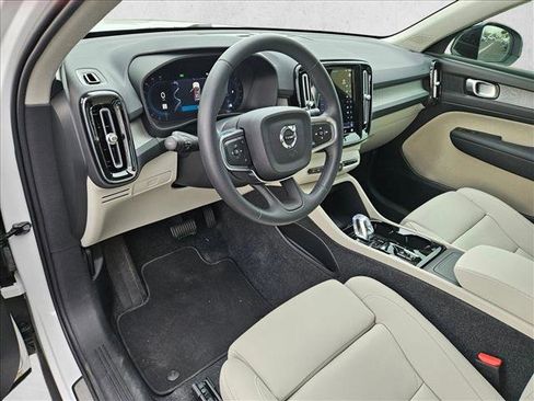 Used 2025 Volvo XC40 B5 Plus image 10