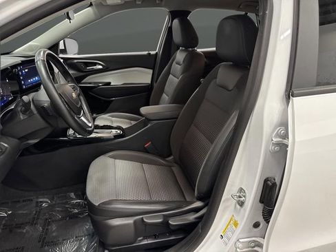 Used 2024 Chevrolet Trax LT w/ Driver Confidence Package image 4