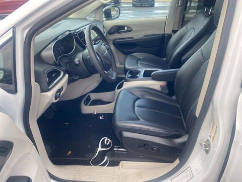 Used 2024 Chrysler Pacifica Touring-L FWD image 10