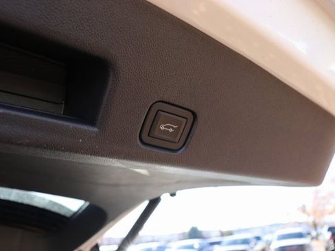 Used 2025 GMC Acadia Elevation image 12