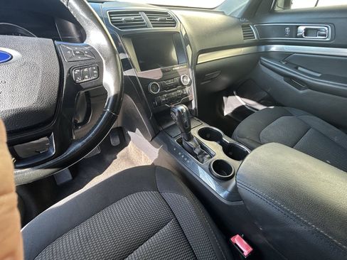 Used 2018 Ford Explorer XLT w/ Equipment Group 201A FWD image 9