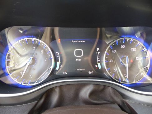 Used 2019 Chrysler Pacifica Touring-L Plus w/ Tire & Wheel Group FWD image 25
