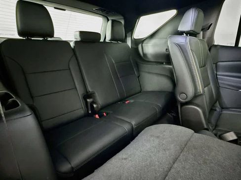 Used 2026 Chevrolet Traverse High Country w/ LPO, Floor Liner Package FWD image 33