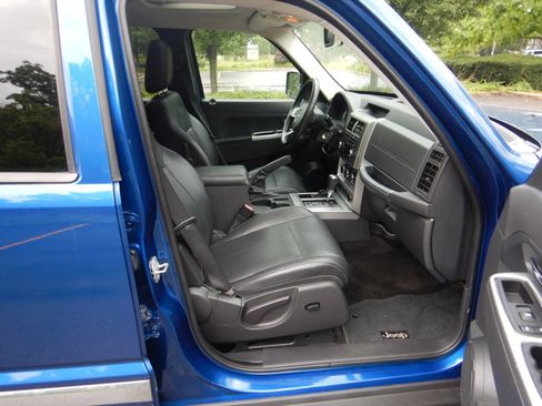 Used 2009 Jeep Liberty Limited w/ Premium Group AWD/4WD image 20