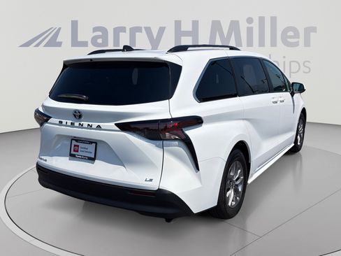 Used 2025 Toyota Sienna LE w/ LE Plus Package AWD/4WD image 5
